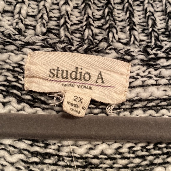 NWOT Studio A Black & White Sweater…size 2X - Picture 3 of 4